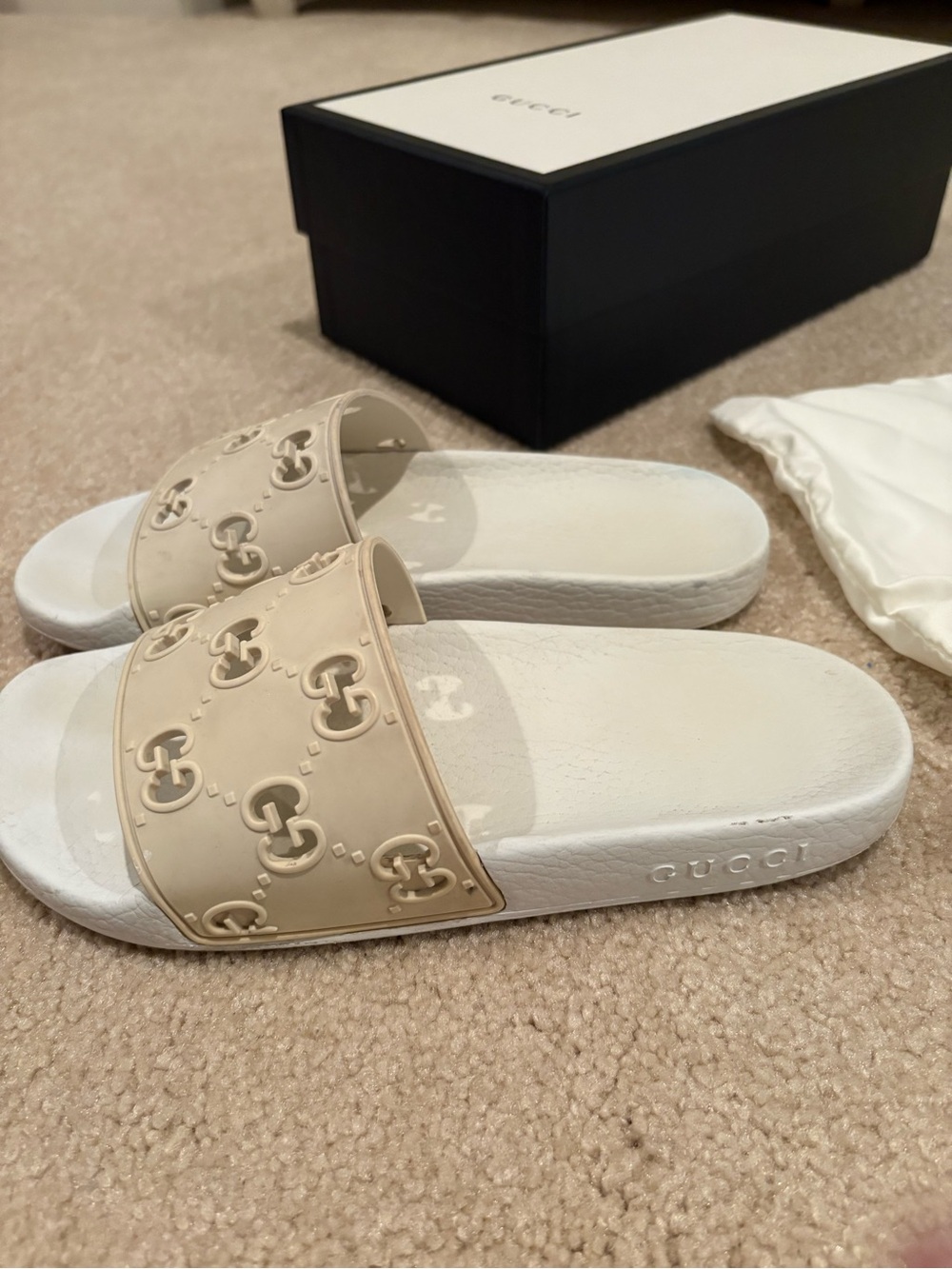 Gucci White Slide Sandals with Interlocking G Cutouts - Picture 3 of 4